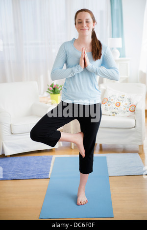 Teenage girl (14-15) doing yoga Banque D'Images