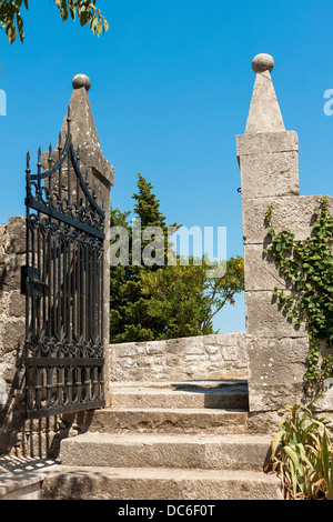 Porte de cimetière en Škrip sur l'île de Brač, Croatie Banque D'Images