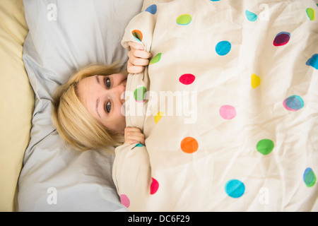 Young woman Lying in Bed Banque D'Images