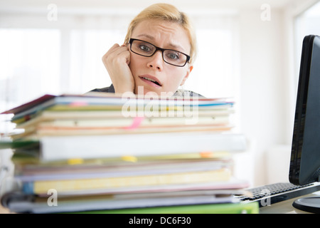 Young woman working at desk in office Banque D'Images