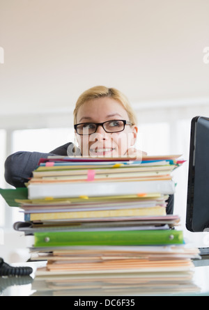 Young woman working at desk in office Banque D'Images