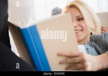 Young woman reading book Banque D'Images