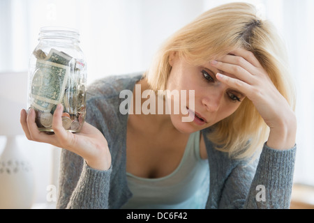 Young woman holding pot avec des billets en euros Banque D'Images