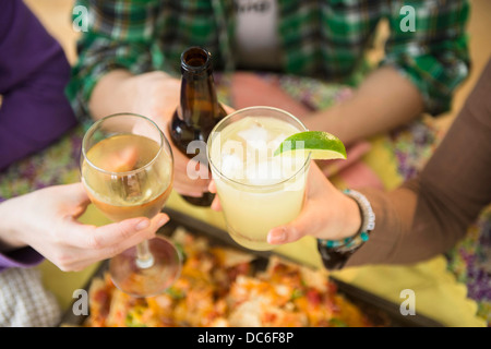 Les jeunes femmes et man toasting Banque D'Images