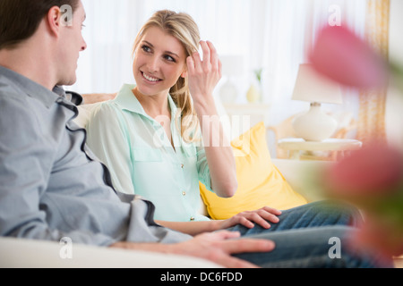 Couple talking on sofa Banque D'Images