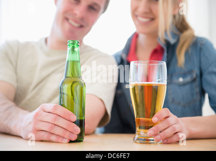 Couple enjoying beer Banque D'Images