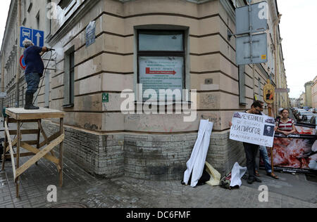 Saint-pétersbourg, Russie. 9 Août, 2013. Pro life 'Guerriers de la vie" ont tenu un rassemblement à interdire l'avortement près du bâtiment du 28e Hôpital de Saint-Pétersbourg. (Crédit Image : Crédit : Andreï Pronin/ZUMA/Alamy Fil Live News) Banque D'Images