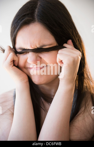 Portrait de jeune femme avec expression visage en colère Banque D'Images