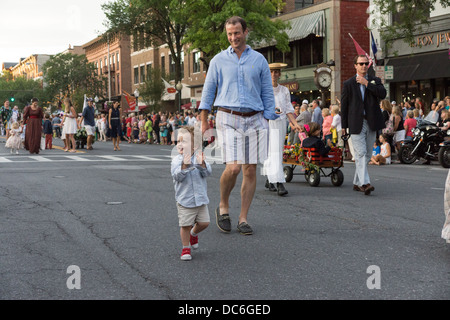 2 août 2013, Saratoga Springs, ny. les participants à la "fête des fleurs promenade, un défilé traditionnel datant du 19ème siècle Banque D'Images