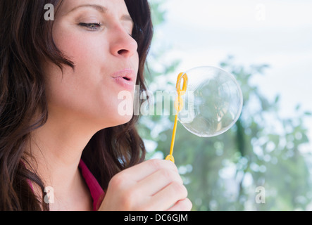 Portrait of woman blowing bubble Banque D'Images