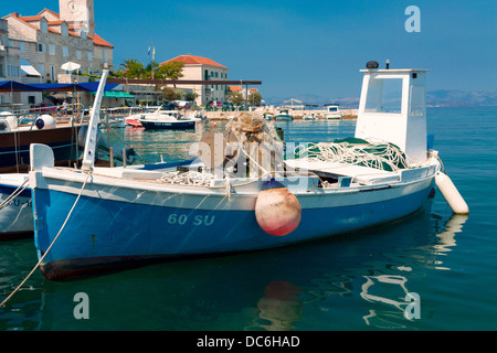 Bateau de pêche en Sutivan village sur l'île de Brač, Croatie Banque D'Images