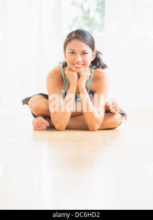 Mid adult woman practicing yoga Banque D'Images