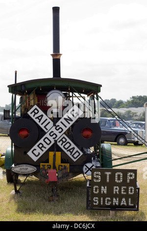 Moteur de traction traction à vapeur machine à vapeur avec Rail route panneaux indicateurs de passage à niveau à l'arrière Banque D'Images