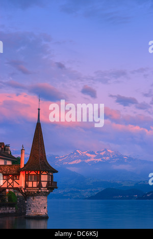 Le château à Oberhofen sur le lac de Thoune (Suisse). Banque D'Images