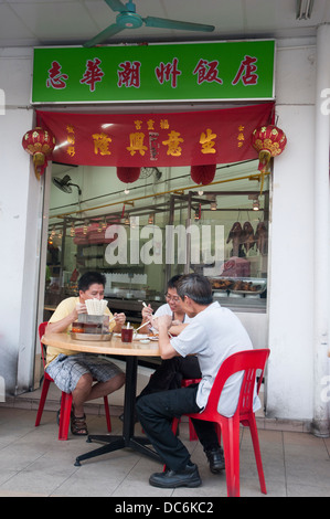 Diners à un Kopitiam (café) sur Geylang Road à Singapour Banque D'Images