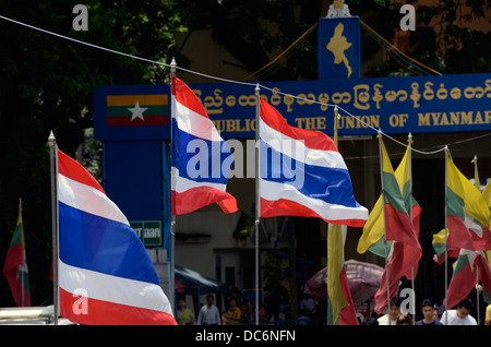 Passage de la frontière entre la Thaïlande et le Myanmar à la recherche de Mae Sai à Tachileik Banque D'Images