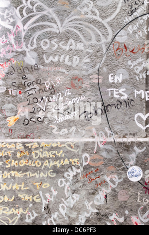 Oscar Wilde grave - tombe au cimetière du Père-Lachaise - conçu par Jacob Epstein. Maintenant fermé pour le protéger de graffitis. Banque D'Images