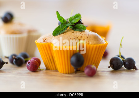 Muffins rempli de menthe décorées avec de cassis Banque D'Images