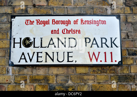 Holland Park Avenue, W11 Plaque de rue sur un mur de brique, Holland Park, Londres, UK. Banque D'Images