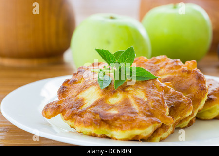 Sweet pancakes aux pommes sur une plaque Banque D'Images