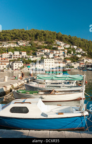 Port de Pučišća sur l'île de Brač, Croatie Banque D'Images