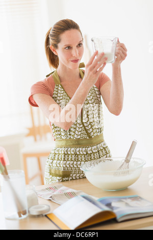 Woman cooking in kitchen Banque D'Images