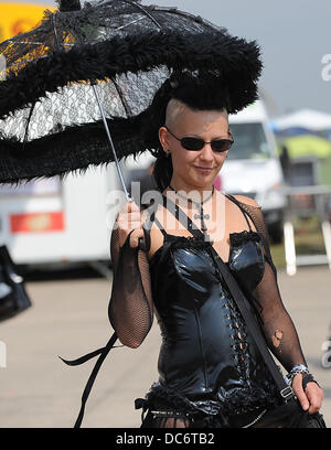 Hildesheim, Allemagne. 10 août, 2013. Les visiteurs du Festival M'era Luna à pied à travers la zone du festival à Hildesheim, Allemagne, 10 août 2013. 20 000 fans de musique sombre sont attendus à la fête de la musique jusqu'au 11 août 2013. Photo : PETER STEFFEN/dpa/Alamy Live News Banque D'Images