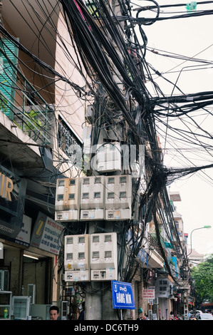 Hanoi, Vietnam - typique enchevêtrement de câbles électriques et téléphoniques au-dessus d'une rue dans le Vieux Quartier Banque D'Images