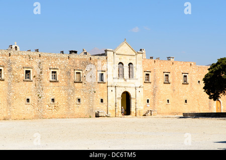 Porte de l'Ouest (Klaustra) du Monastère d'Arkadi. Construire en 1870 ANNONCE pour remplacer l'ancienne porte du de 1693, qui a été détruit au cours de l'attaque turque en 1866. - Crète, Grèce Banque D'Images