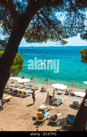 Les gens sur la plage à Bol sur l'île de Brač, Croatie Banque D'Images