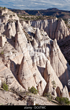 Une tente rock formation de cône de pierre ponce douce sous la roche plus dure à l'Kasha-Katuwe Tent Rocks National Monument Le 8 février 2010 près de Cochiti, Nouveau Mexique. La région doit sa géologie remarquable à des couches de roches volcaniques et de cendres déposés par nuée ardente d'une explosion volcanique dans le champ volcanique de Jemez qui s'est produit 6 à 7 millions d'années. Au fil du temps, l'altération et l'érosion de ces couches a créé des canyons et tente de roches. Banque D'Images