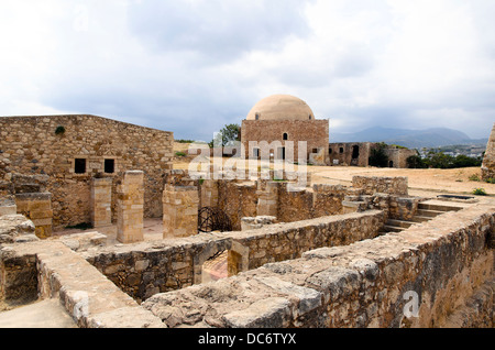 Complexe de magazines et la mosquée du Sultan Ibrahim Han dans la forteresse vénitienne de Rethymnon - Crète, Grèce Banque D'Images
