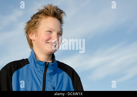 Portrait de jeune rire contre le fond de ciel bleu Banque D'Images