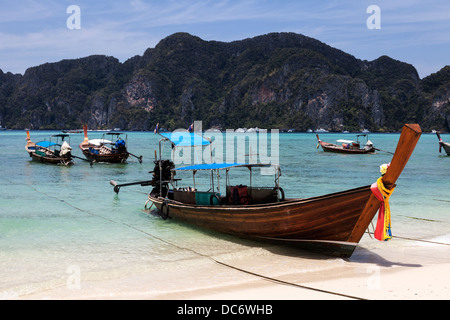 La Thaïlande, l'île de Phi Phi, les bateaux amarrés sur la plage Banque D'Images