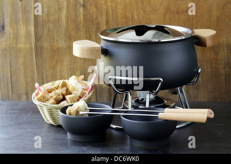 Série spéciale d'ustensiles pour la cuisson fondue (fromage, chocolat) Banque D'Images
