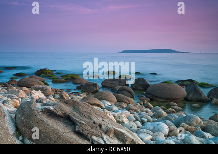 Coucher du soleil avec vue sur la côte au Osmington Mills, Dorset, avec vue de Portland à l'horizon. Banque D'Images