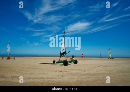 Char à voile sur la plage des Sables bitumineux Romney New Romney Kent UK Banque D'Images