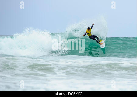 Newquay, Royaume-Uni. 10 août, 2013. Tom Butler de Newquay en action lors de la ronde 4 de la mens Open surf sur le quatrième jour de Boardmasters Festival sur la plage de Fistral. C'est un Surf Boardmasters annuel, BMX, skateboard et Music Festival organisé sur 5 jours sur deux sites à Newquay, Cornwall. C'est l'une des principales sociétés de compétitions de surf. Credit : Action Plus Sport/Alamy Live News Banque D'Images