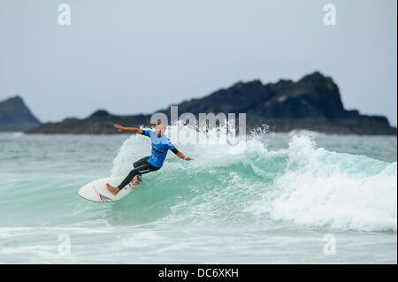 Newquay, Royaume-Uni. 10 août, 2013. Ed Smith de Liskeard en action pendant la demi finale du surf Pro Junior sur le quatrième jour de Boardmasters Festival sur la plage de Fistral. C'est un Surf Boardmasters annuel, BMX, skateboard et Music Festival organisé sur 5 jours sur deux sites à Newquay, Cornwall. C'est l'une des principales sociétés de compétitions de surf. Credit : Action Plus Sport/Alamy Live News Banque D'Images