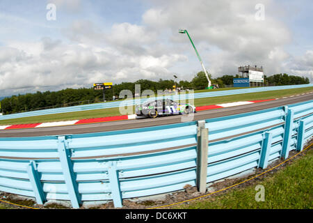 Watkins Glen, NY, USA. 9 Août, 2013. Watkins Glen, NY - Aug 09, 2013 : Denny Hamlin (11) rouleaux à travers les esses au cours d'une session pratique pour les Cheez-It 355 au Glen course sur le Watkins Glen Inernational à Watkins Glen, NEW YORK. Credit : csm/Alamy Live News Banque D'Images