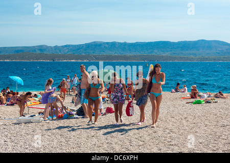 Les touristes sur la plage de Zlatni Rat à Bol sur l'île de Brač, Croatie Banque D'Images