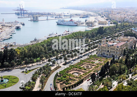 Port, hôtel de ville et jardins en Malaga, Andalousie, Espagne Banque D'Images