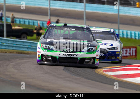 Watkins Glen, NY, USA. 9 Août, 2013. Watkins Glen, NY - Aug 09, 2013 : Denny Hamlin (11) rouleaux à travers les esses au cours d'une session pratique pour les Cheez-It 355 au Glen course sur le Watkins Glen Inernational à Watkins Glen, NEW YORK. Credit : csm/Alamy Live News Banque D'Images