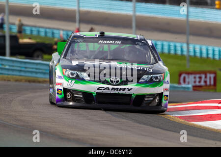 Watkins Glen, NY, USA. 9 Août, 2013. Watkins Glen, NY - Aug 09, 2013 : Denny Hamlin (11) rouleaux à travers les esses au cours d'une session pratique pour les Cheez-It 355 au Glen course sur le Watkins Glen Inernational à Watkins Glen, NEW YORK. Credit : csm/Alamy Live News Banque D'Images