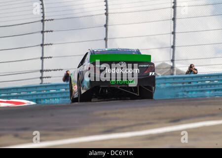 Watkins Glen, NY, USA. 9 Août, 2013. Watkins Glen, NY - Aug 09, 2013 : Denny Hamlin (11) rouleaux à travers les esses au cours d'une session pratique pour les Cheez-It 355 au Glen course sur le Watkins Glen Inernational à Watkins Glen, NEW YORK. Credit : csm/Alamy Live News Banque D'Images