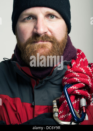 Travailleur de sauvetage en montagne avec veste de montagne mousquetons corde Banque D'Images
