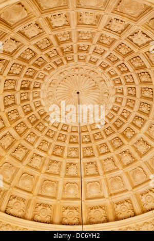 TOLEDO - mars 8 : plafond de l'escalier des Monasterio San Juan de los Reyes ou monastère de Saint Jean des rois de style mudéjar Banque D'Images