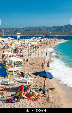 Les touristes sur la plage de Zlatni Rat à Bol sur l'île de Brač, Croatie Banque D'Images