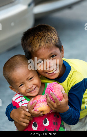 Petits garçons mendicité dans la ville de Makati à Manille, Philippines Banque D'Images