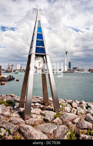 Horloge des marées conçu par Paul Best, le waterfront, Gosport, Hampshire, au Royaume-Uni, à la recherche sur le port de Portsmouth à la tour Spinnaker. Banque D'Images